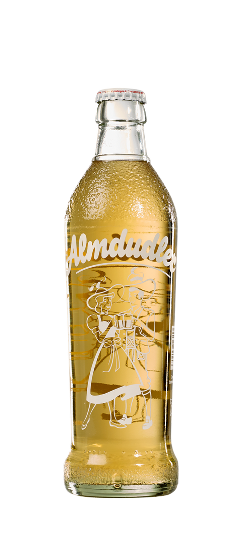 Almdudler in der Glasflasche mit klassischem Trachtenpaar-Etikett und goldgelbem Inhalt