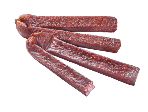 Drei geschwungene Hirschlandjäger-Sticks fächerförmig ausgelegt, freigestellt auf weißem Hintergrund