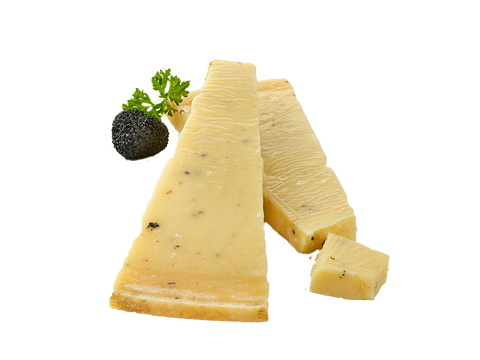 Hartkäse-Stücke mit Trüffelsprenkeln, dekoriert mit ganzer Trüffelknolle und Petersilie