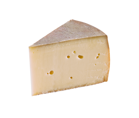 Käseecke Tiroler Felsenkeller mit Naturrinde und luftigen Löchern im Teig, freigestellt auf Weiß.