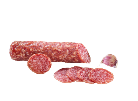 Knoblauchsalami am Stück mit runder Scheibe, gefächerten Scheiben und einer Knoblauchzehe auf Weiß