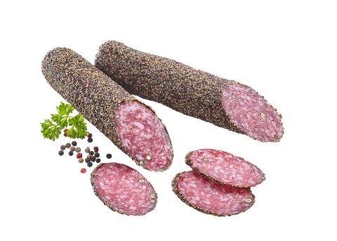 Zwei Salami im dichten Pfeffermantel, angeschnitten mit ovalen Scheiben und bunten Pfefferkörnern