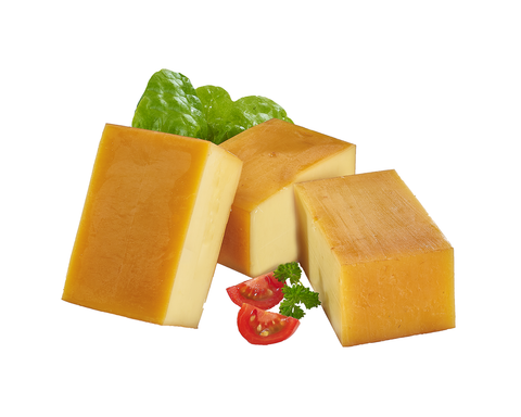 Drei Stücke Räucherkäse mit Salatblatt, halbierten Cocktailtomaten und Petersilie garniert