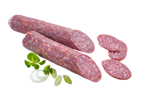Zwei helle grobkörnige Salamis, eine angeschnitten, mit Scheiben und frischem Feldsalat