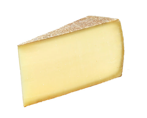Keilstück würziger Bergalmkäse mit rustikaler Naturrinde und cremig-heller Schnittfläche