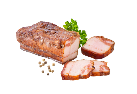 Angeschnittener Wurzelspeck mit Petersilie und weißen Pfefferkörnern, zwei Scheiben davor
