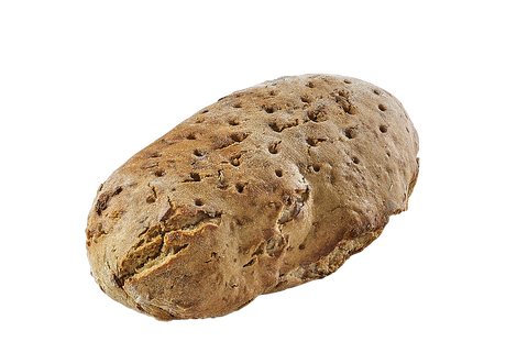 Länglicher Laib Zwiebel-Schinken-Brot mit rustikaler, eingestochener Kruste